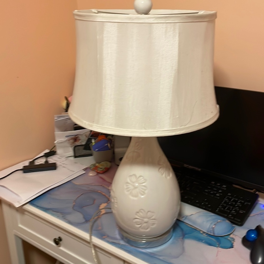 White ceramic based lamp